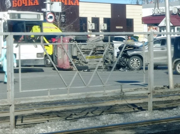 В Барнауле в результате ДТП машина перевернулась на бок 