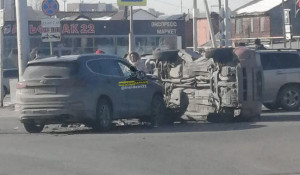 В Барнауле в результате ДТП машина перевернулась на бок 