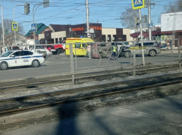 В Барнауле в результате ДТП машина перевернулась на бок 