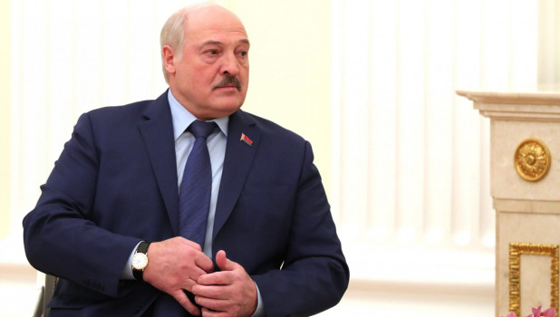 Лукашенко заявил, что вдоль границы стоят поляки, литовцы и латыши и просят гречку с солью