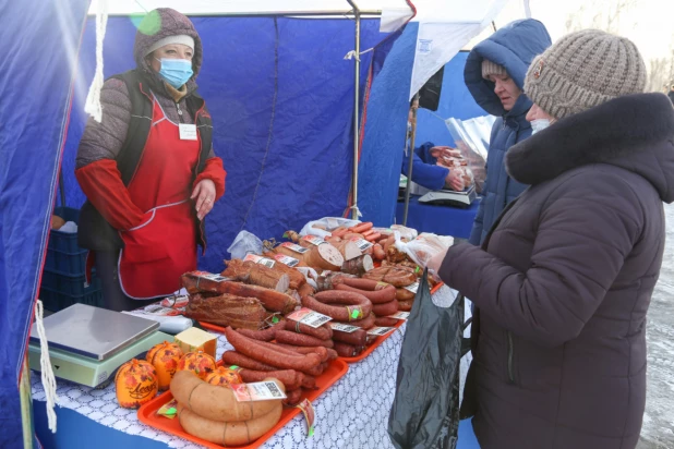 Вячеслав Франк посетил продуктовую ярмарку в Барнауле.