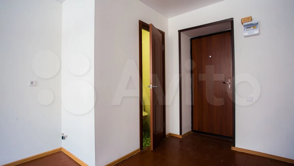 В Барнауле за 16 млн рублей продаются два этажа в жилой пятиэтажке на Потоке.