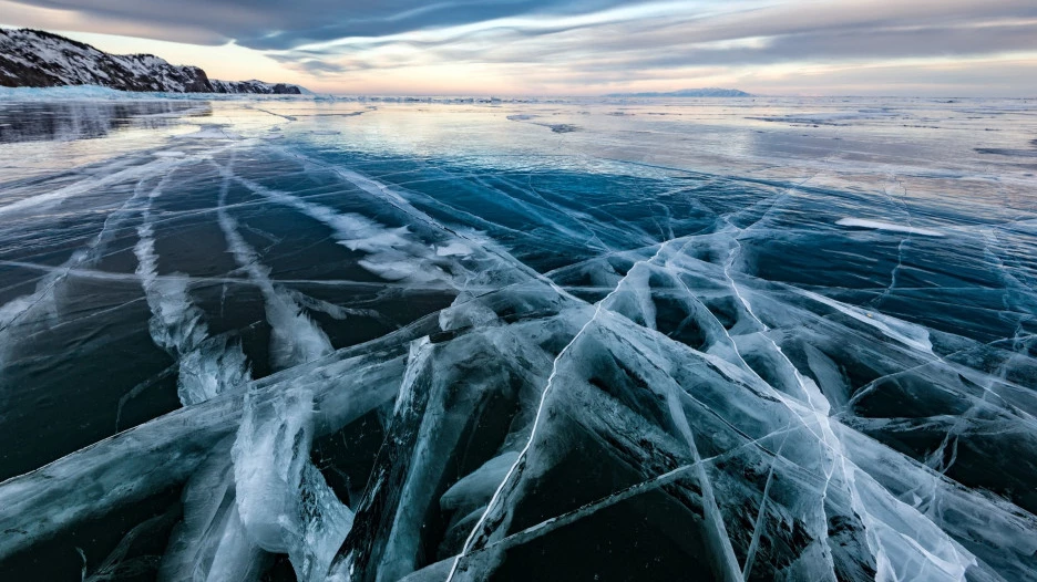 Замерзший водоем. Лед.