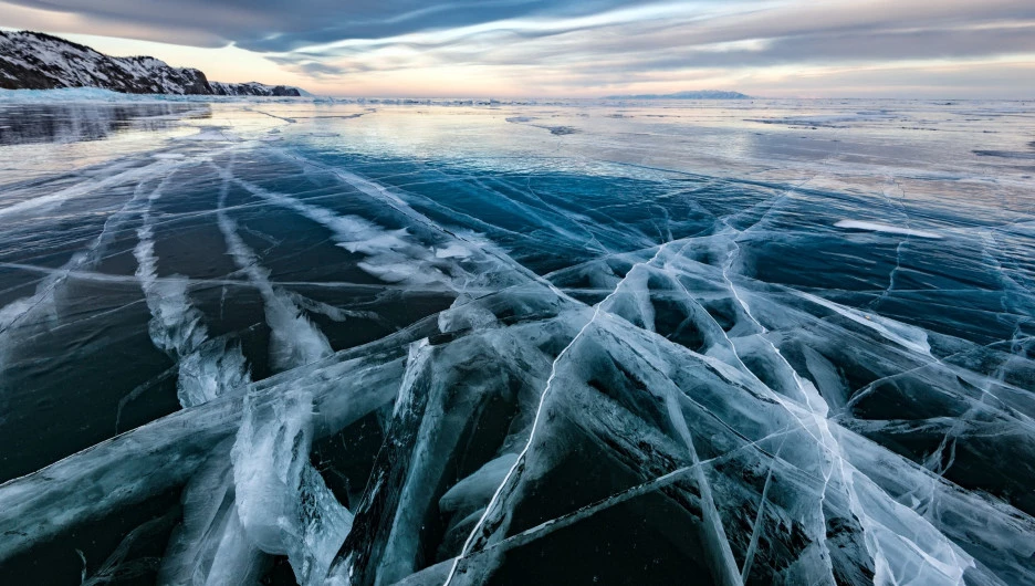 Замерзший водоем. Лед.