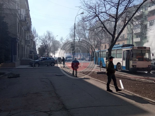 На месте падения обломков ракеты ТРК "Точка-У" в Донецке.