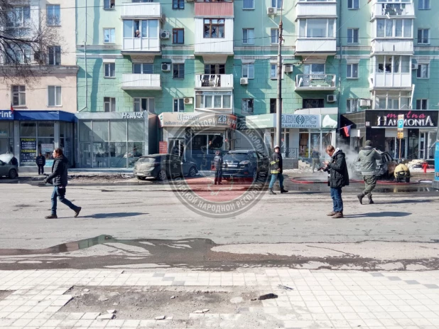 На месте падения обломков ракеты ТРК "Точка-У" в Донецке.