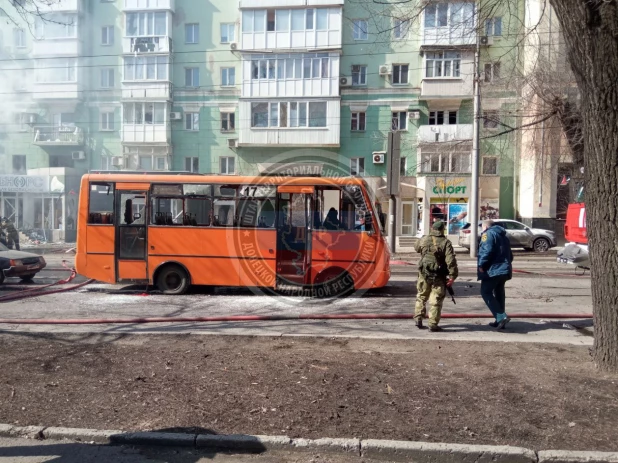 На месте падения обломков ракеты ТРК "Точка-У" в Донецке.