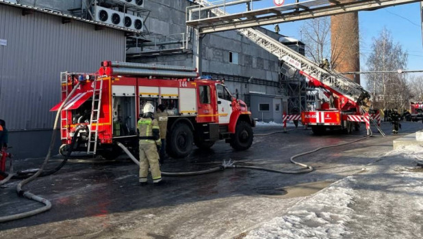 Пожар произошел на территории Барнаульского молочного комбината.