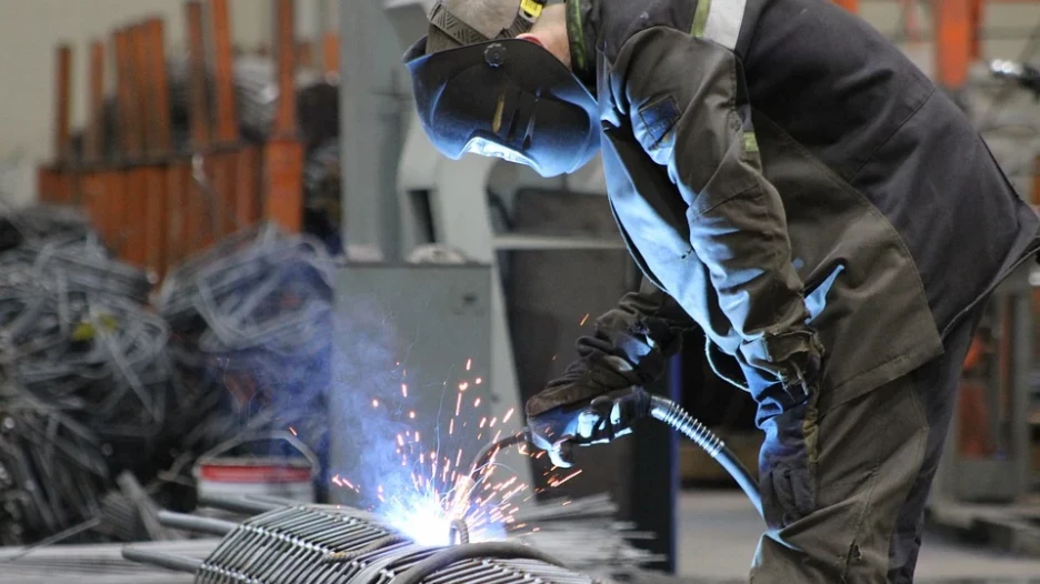 Рабочий на заводе