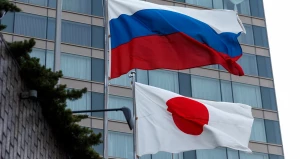 Флаги Японии и России.