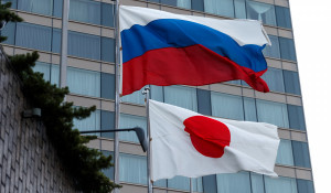Флаги Японии и России.