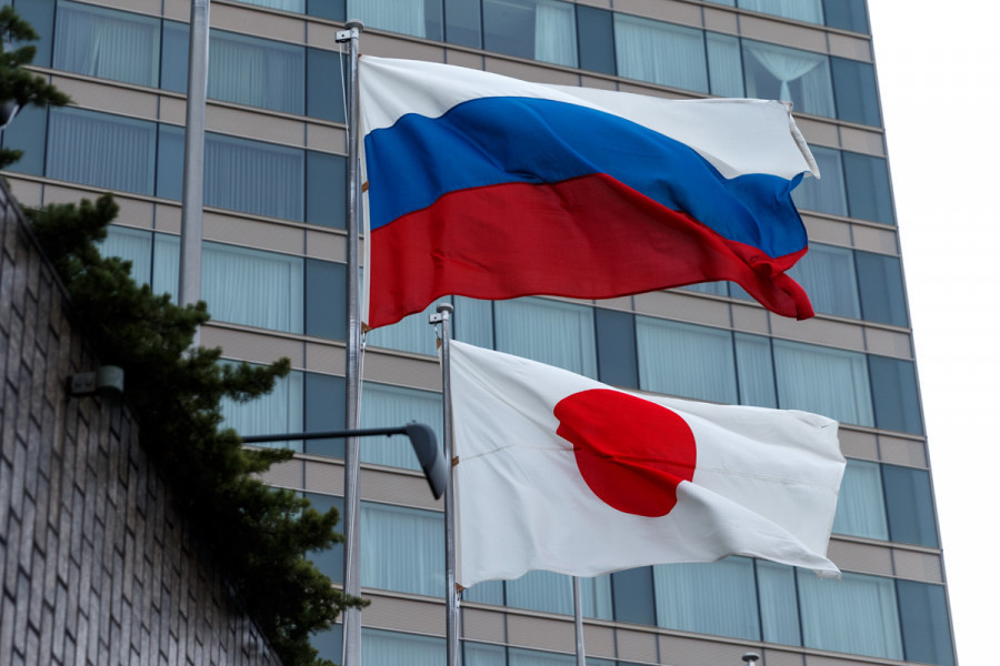 Флаги Японии и России.