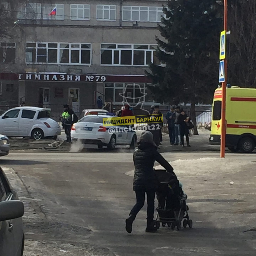 В Барнауле у гимназии №79 машина сбила ребенка