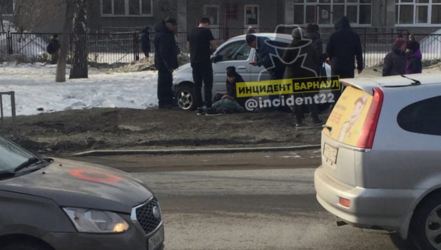 В Барнауле у гимназии №79 машина сбила ребенка