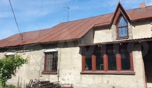 В Барнауле на ул. Новороссийская, 50 продается домик, похожий на средиземноморский.