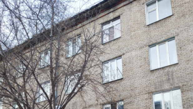 Наледь упала на ребенка с крыши дома в Барнауле.