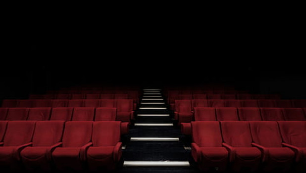 Кинотеатр, зрительный зал, кресла.