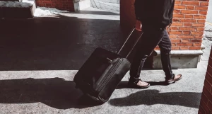 Мужчина с чемоданом.