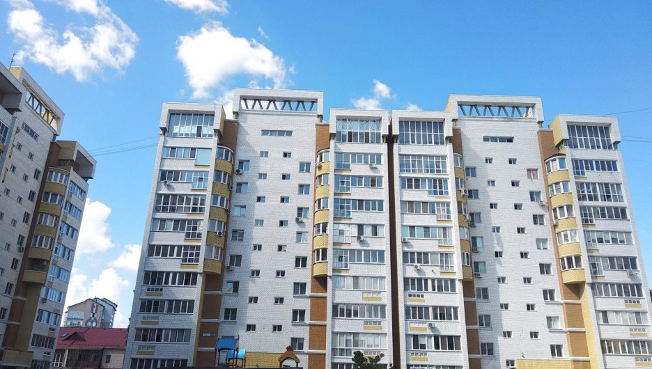 В нагорной части Барнаула продается двухкомнатная квартира с эклектичным дизайном.