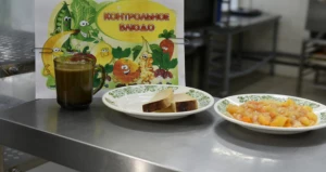 В школьной столовой.
