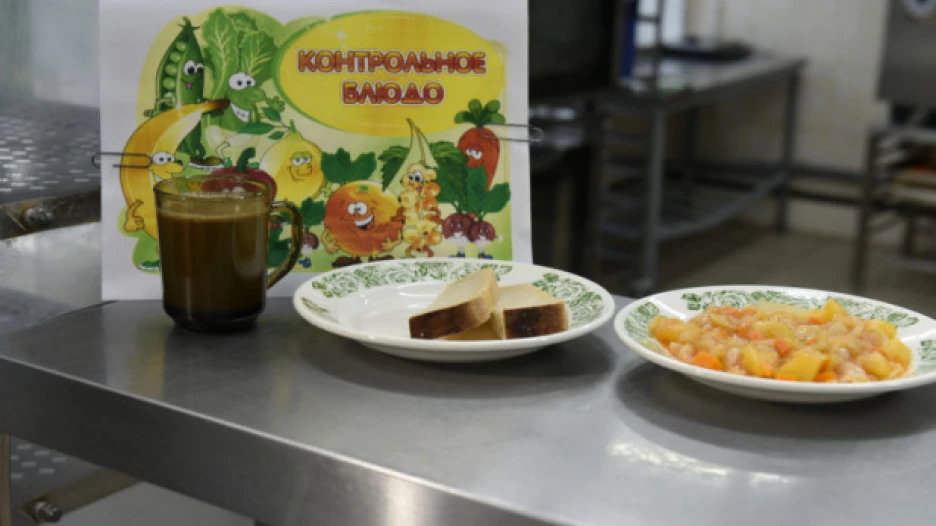 В школьной столовой.
