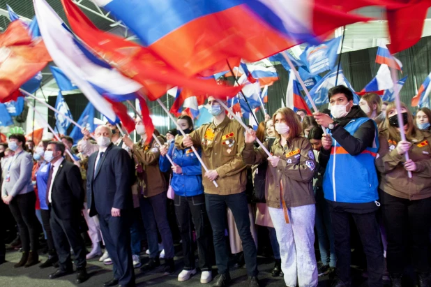 Митинг-концерт в Барнауле в День воссоединения Крыма с Россией. 18 марта 2022.