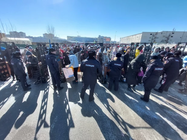 Митинг-концерт в Барнауле в День воссоединения Крыма с Россией. 18 марта 2022.