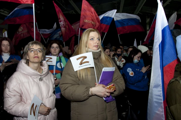 Митинг-концерт в Барнауле в День воссоединения Крыма с Россией. 18 марта 2022.