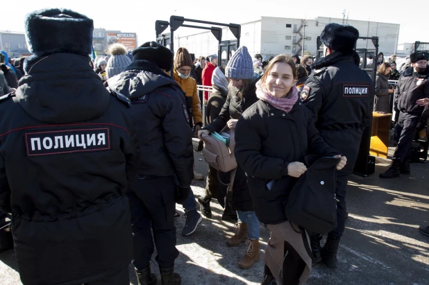 Митинг-концерт в Барнауле в День воссоединения Крыма с Россией. 18 марта 2022.