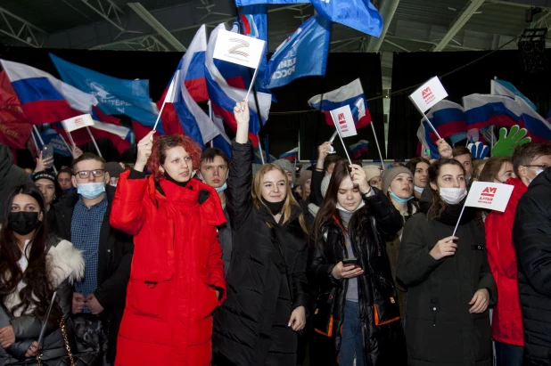 Митинг-концерт в Барнауле в День воссоединения Крыма с Россией. 18 марта 2022.