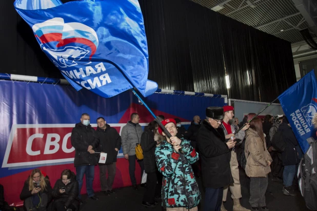 Митинг-концерт в Барнауле в День воссоединения Крыма с Россией. 18 марта 2022.