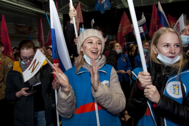 Митинг-концерт в Барнауле в День воссоединения Крыма с Россией. 18 марта 2022.