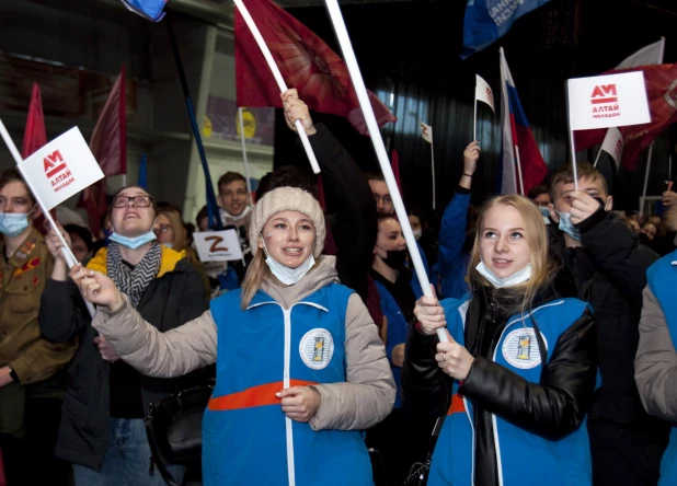 Митинг-концерт в Барнауле в День воссоединения Крыма с Россией. 18 марта 2022.