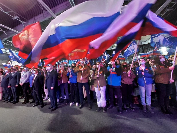 Митинг-концерт в Барнауле в День воссоединения Крыма с Россией. 18 марта 2022.