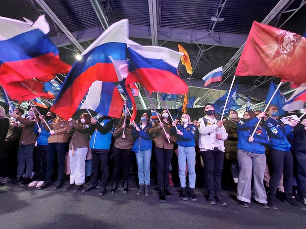 Митинг-концерт в Барнауле в День воссоединения Крыма с Россией. 18 марта 2022.