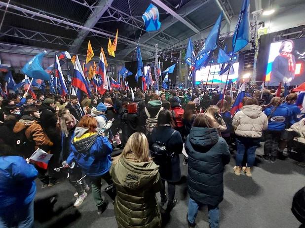 Митинг-концерт в Барнауле в День воссоединения Крыма с Россией. 18 марта 2022.