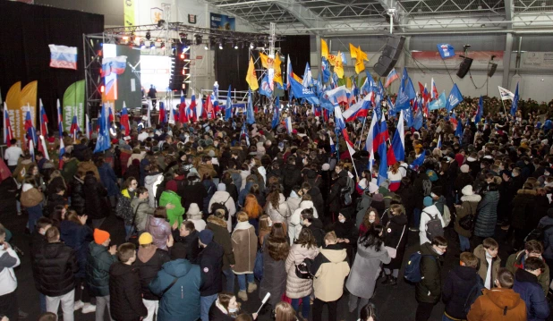 Митинг-концерт в Барнауле в День воссоединения Крыма с Россией. 18 марта 2022.