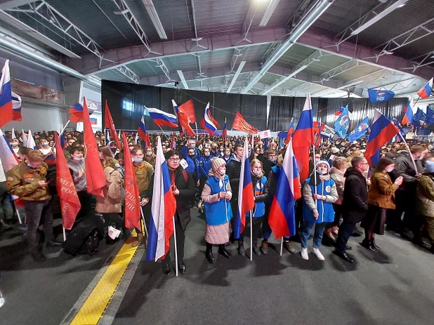 Митинг-концерт в Барнауле в День воссоединения Крыма с Россией. 18 марта 2022.