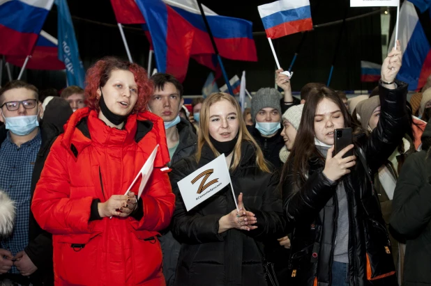 Митинг-концерт в Барнауле в День воссоединения Крыма с Россией. 18 марта 2022.