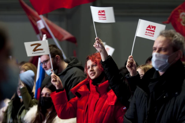 Митинг-концерт в Барнауле в День воссоединения Крыма с Россией. 18 марта 2022.