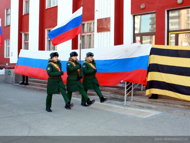 Флешмоб провели студенты и военные.