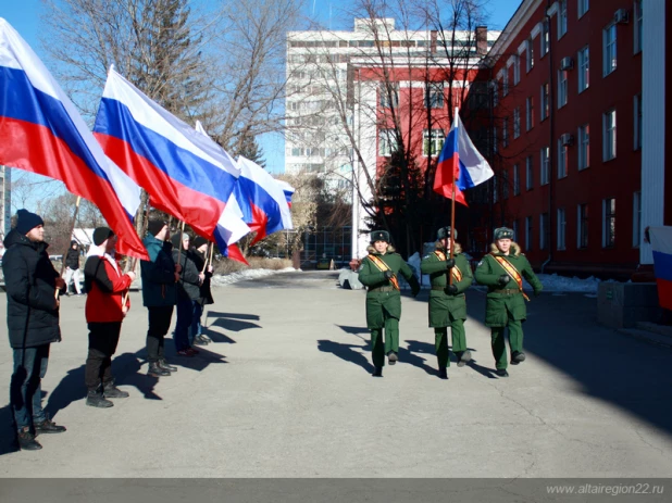 Флешмоб провели студенты и военные.