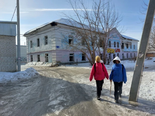 Полуразрушенное здание на пр. Ленина, 125 и его окрестности. Март 2022 года.