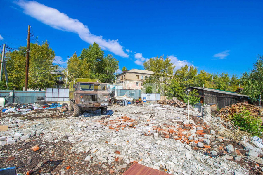 В Барнауле выставили на продажу участок, усыпанный строительным мусором.
