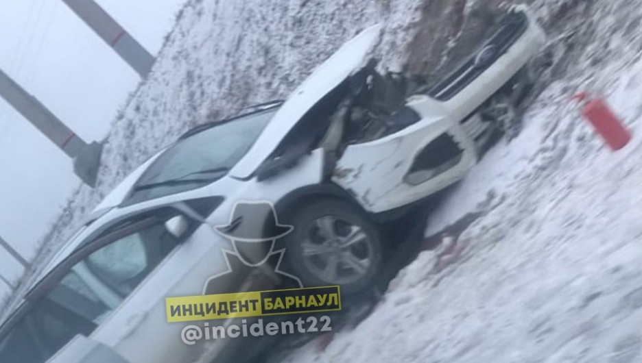 "Не пробка, а пробище": на дороге под Барнаулом столкнулись две легковушки