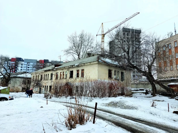 Аварийный дом на ул. Северо-Западная, 11 и его окрестности.