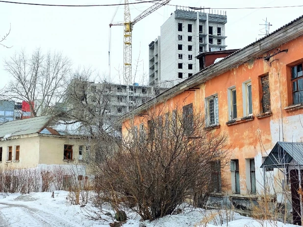 Аварийный дом на ул. Северо-Западная, 11 и его окрестности.