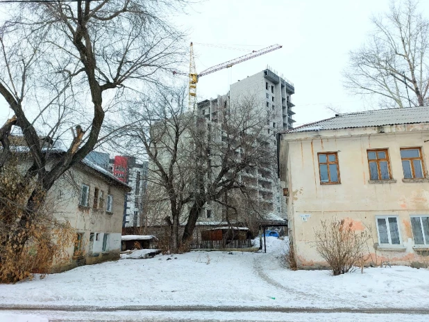 Аварийный дом на ул. Северо-Западная, 11 и его окрестности.