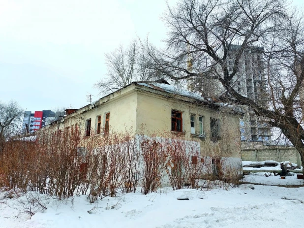 Аварийный дом на ул. Северо-Западная, 11 и его окрестности.