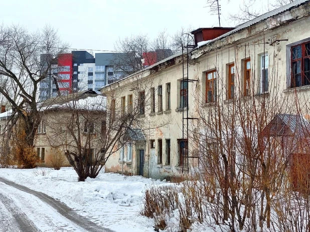 Аварийный дом на ул. Северо-Западная, 11 и его окрестности.